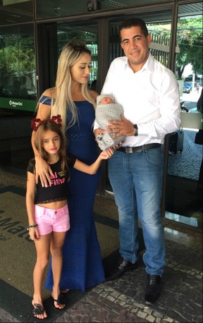 Ex-BBB Letícia Santiago deixa a maternidade em Belo Horizonte após dar à luz Miguel, acompanhada do marido, Miguel Correa Junior, e da filha, Júlia (Foto: Arquivo Pessoal)