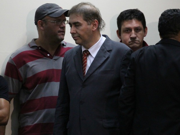 Alcides Bernal deixa a Câmara Municipal antes do fim da votação da cassação (Foto: Lucas Lourenço/G1 MS)