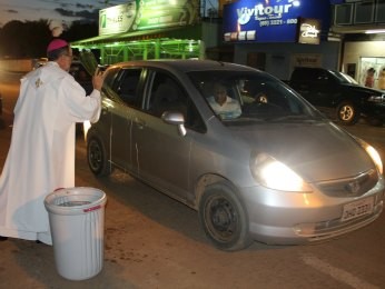 Arcebispo de Porto Velho abençoa motoristas em frete à Paróquia São Cristóvão (Foto: Flaviane Azambuja/G1)