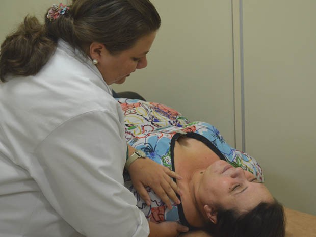 Mulheres são submetidas a massagens na região do pescoço e cabeça, além de técnicas de respiração. (Foto: Rodolfo Tiengo/ G1)