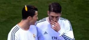 Cristiano Ronaldo atingido por Isqueiro (Foto: Reprodução / YouTube)
