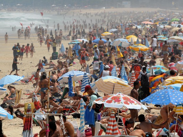 Movimentação de banhistas na praia de Ipanema, zona sul do Rio (Foto: Alessandro Buzas/Futura Press/Estadão Conteúdo)