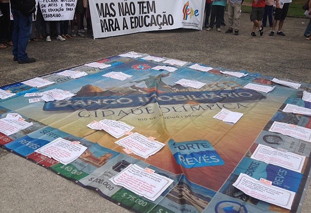 Professores utilizam uma reprodução do 'tabuleiro' do Jogo imobiliário da Prefeitura do Rio para protestar. (Foto: Mariucha Machado / G1)