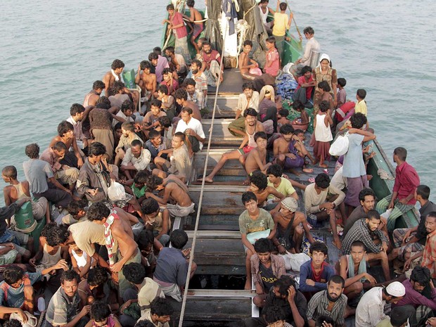 Imigrantes lotam barco de pesca antes de serem levados para terra firme na Indonésia. (Foto: Syifa / via Reuters) Imigrantes lotam barco de pesca antes de serem levados para terra firme na Indonésia. (Foto: Syifa / via Reuters)