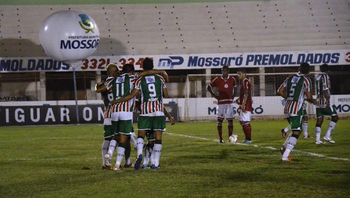 Jogadores do Baraúnas comemoram o gol na vitória por 3 a 1 sobre o América-RN (Foto: Alcivan Costa/Gazeta do Oeste)