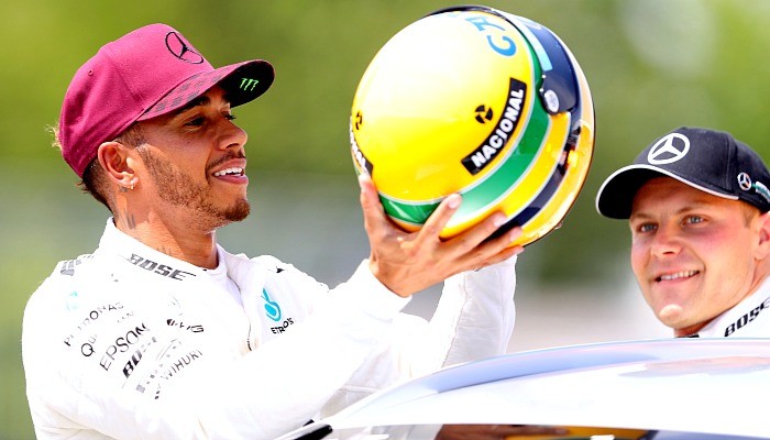 Lewis Hamilton e o capacete de Ayrton Senna