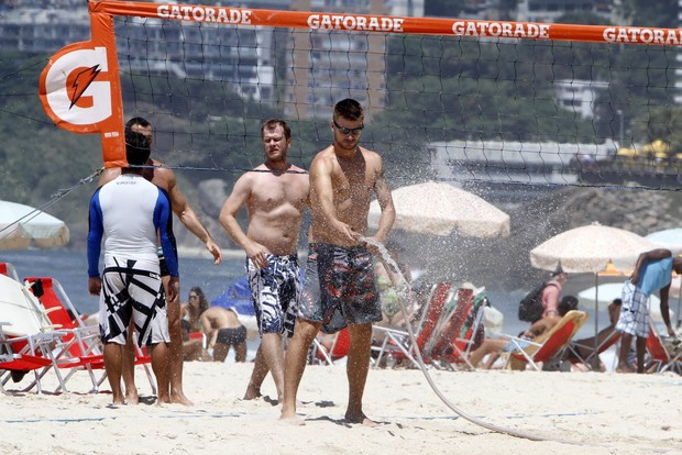 Rodrigo Hilbert na praia (Foto: Gil Rodrigues/Fotorio News)