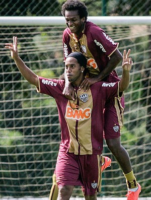 Ronaldinho comemora o gol com Jô (Foto: Bruno Cantini / Site Oficial do Atlético-MG)