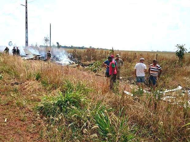 Avião teria pegado fogo após a queda, diz Corpo de Bombeiros (Foto: Marcelo Souza/ TVCA de Tangará da Serra)