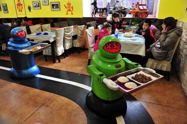 Robôs medem entre 1,30 m e 1,60 m de altura e têm a inteligência de uma criança de três ou quatro anos (Foto: Sheng Li/Reuters)