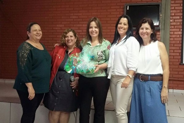 Mônica Cunha recebe o carinho das educadoras da Escola Estadual João Rezende (Foto: Arquivo Pessoal)