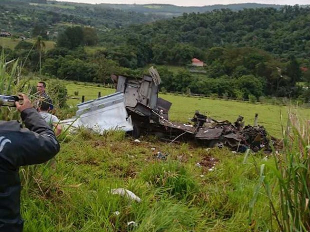 Carro forte ficou destruído após explosão;vigilante morreu (Foto: Polícia Militar/Divulgação)