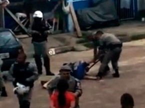 Vídeo mostra policiais agredindo moradores em vila de Porto Alegre (Foto: Reprodução)