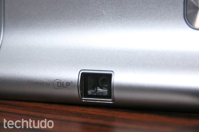 Detalhe para o projetor do Yoga Tab 3 (Foto: Fabrício Vitorino/TechTudo) Detalhe para o projetor do Yoga Tab 3 (Foto: Fabrício Vitorino/TechTudo)