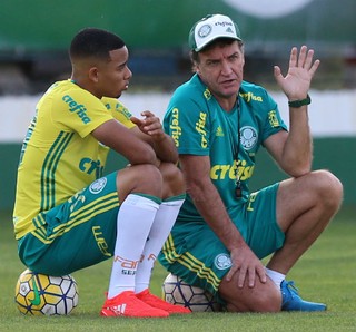 Gabriel Jesus e Cuca conversam após treino do Palmeiras (Foto: Marcello Zambrana / AGIF / Estadão Conteúdo)