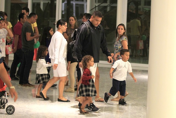 Ronaldo e os filhos (Foto: Delson Silva/Agnews)