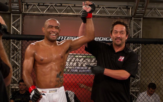 Serginho é confirmado como o vencedor e último representante dos pesos-médios na semifinal do TUF Brasil (Foto: Divulgação - TUF Brasil) Serginho é confirmado como o vencedor e último representante dos pesos-médios na semifinal do TUF Brasil (Foto: Divulgação - TUF Brasil)