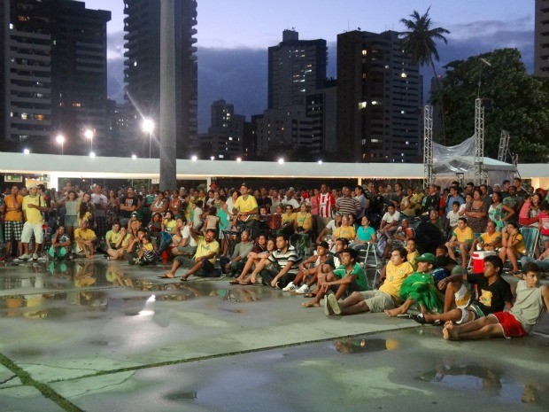 G1 No Recife Torcedores Acompanham Vitória Do Brasil Em Telão Na Zona Sul Notícias Em 1913