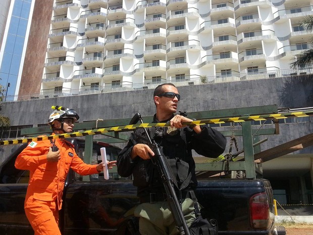 Policial e bombeiro em frente ao hotel Saint Peter, em Brasília, que foi esvaziado após homem fazer funcionário refém (Foto: Raquel Morais/G1)