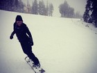 Juliana Paes pratica snowboard durante viagem