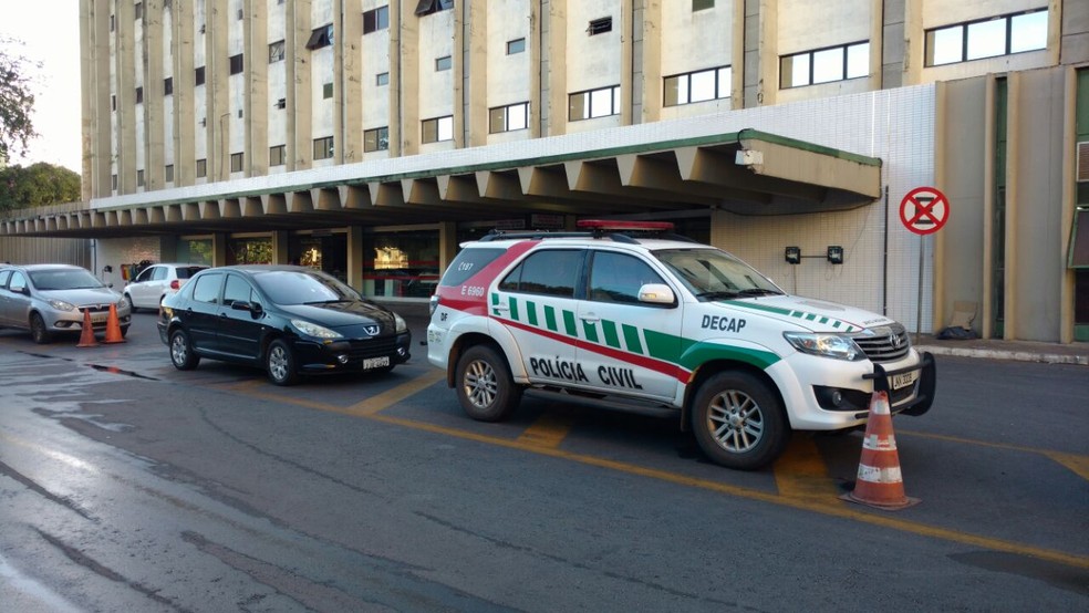Carro da Polícia Civil em frente ao Hospital de Base em operação nesta quarta-feira (15) (Foto: Robson Coutinho/TV Globo)