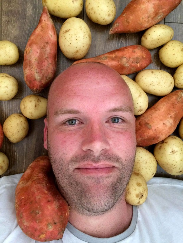 Com dieta bizarra, australiano Andrew Taylor promete comer só batatas por 1 ano (Foto: Andrew Taylor/AFP)