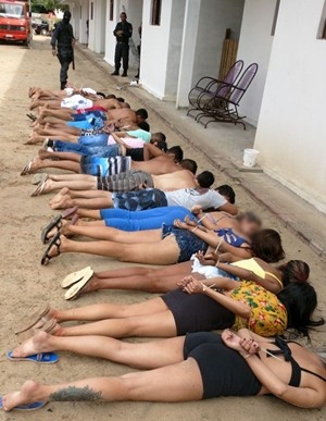 Detidos foram conduzidos para a delegacia, onde foram autuados em flagrante (Foto: PM/Divulgação)