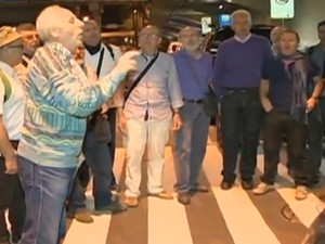 Grupo de italianos qu estava no voo ainda encontrou tempo para cantar no aeroporto (Foto: Reprodução/RBS TV)