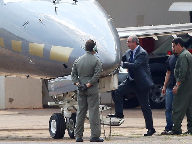 O ex-presidente da Câmara dos Deputados, Eduardo Cunha, embarca para Curitiba após ser preso pela Polícia Federal (Foto: Adriano Machado/Reuters)