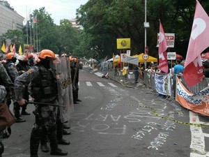 Protesto em frente à Assembleia do RS (Foto: Guacira Merlin/RBS TV) Protesto em frente à Assembleia do RS (Foto: Guacira Merlin/RBS TV)