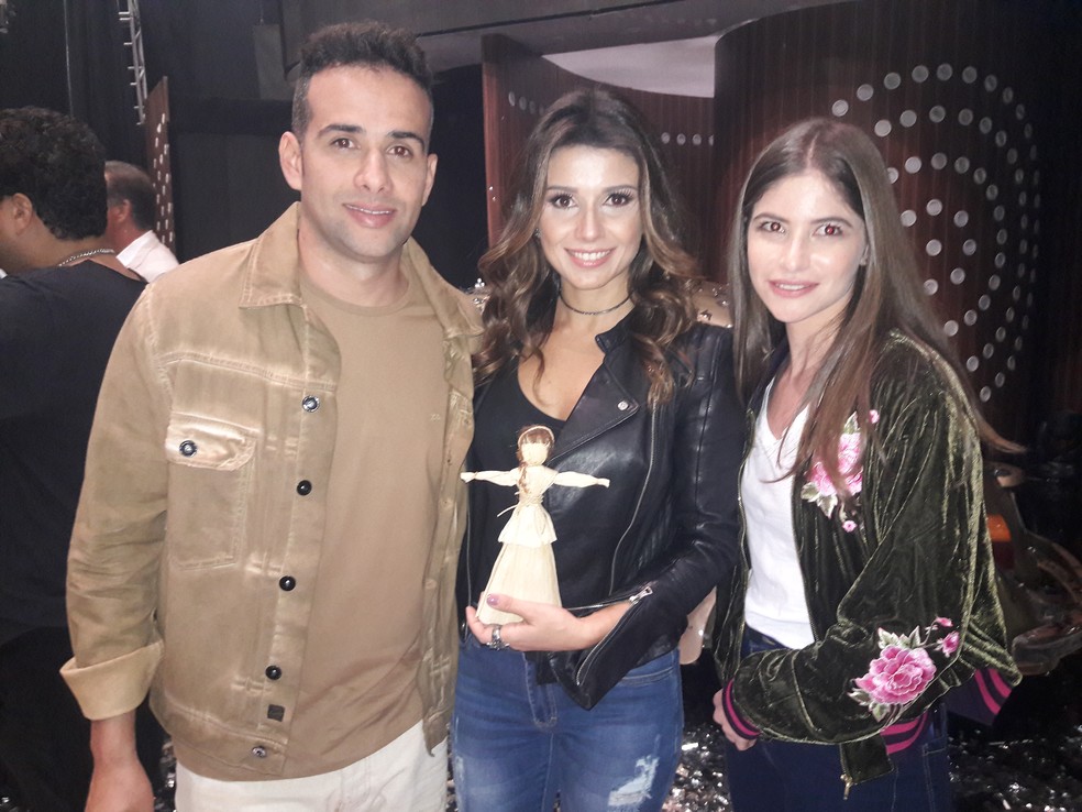 Paula Fernandes posa com o irmão e a prima após homenagem (Foto: Rafael Pereira/Gshow)