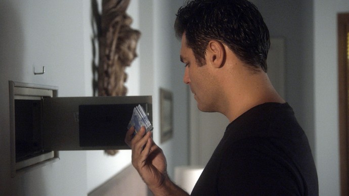 Ciro guarda a grana no cofre do quarto (Foto: TV Globo)