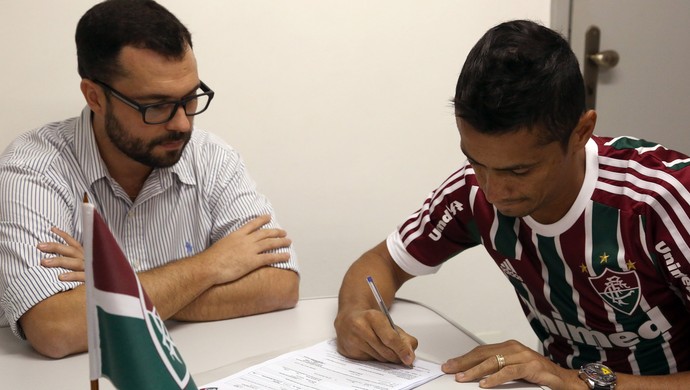 Cícero Fluminense assina contrato  (Foto: Nelson Perez / Flickr do Fluminense)