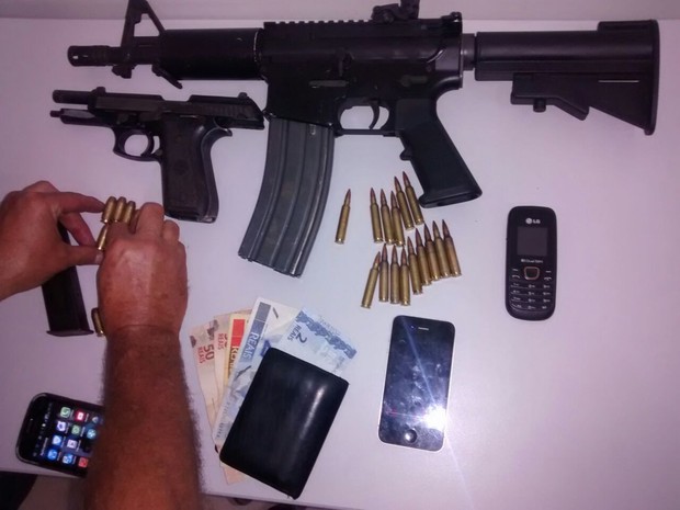 Com os homens foram encontradas armas e minições (Foto: Divulgação/Polícia Militar)