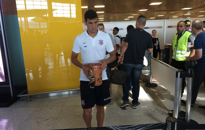 Corinthians embarca, e Elias aguarda para saber se joga: 