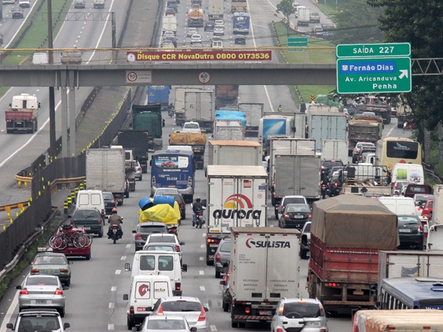 Trânsito na Via Dutra era intenso na tarde desta quarta-feira (Foto: Luis Moura/AE/Estadão Conteúdo )