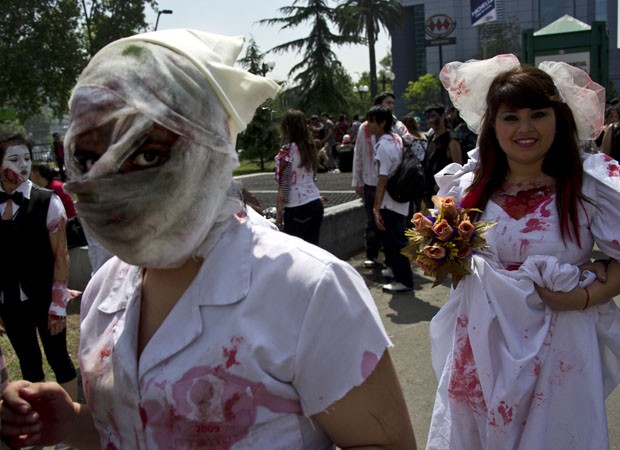 Mulheres vestidas de zumbi participam de evnto no Chile (Foto: Martin Bernetti/AFP)