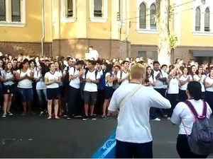 Alunos da Etec Pedro Ferreira Alves protestram pela falta de merenda em Mogi Mirim, SP (Foto: Reprodução/EPTV)