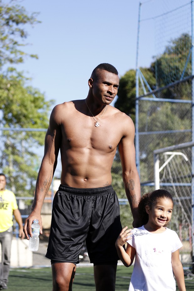 Leandro and daughters in Vidigal (Photo: Marcos Serra Lima / EGO)