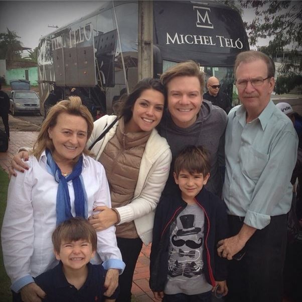 Michel Teló e Thais Fersoza com família (Foto: Instagram / Reprodução)
