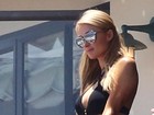 Paris Hilton curte festa com maiô ousado