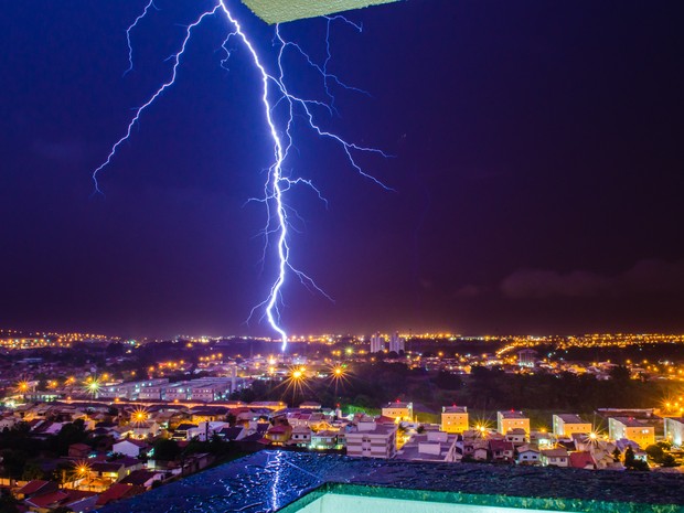 Imagem feita pelo engenheiro mostra a descarga elétrica na noite desta quinta (13). (Foto: Alexandro Santos/VC no G1)