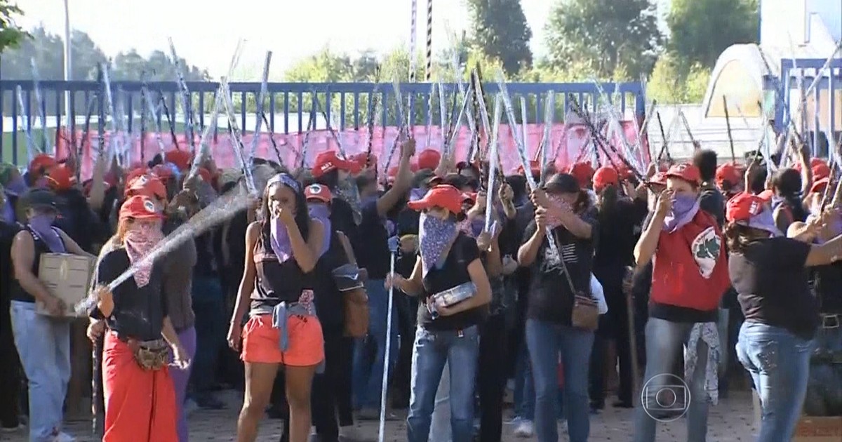Jornal Nacional - Grupo de mulheres do MST invade fábrica e destrói