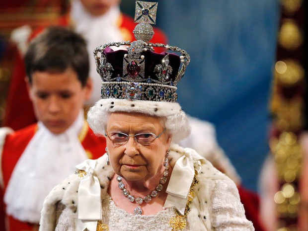 Rainha Elizabeth II chega ao Parlamento britânico usando a coroa imperial. O discurso da rainha marca o início do ano parlamentar britânico (Foto: Suzanne Plunkett/AFP)