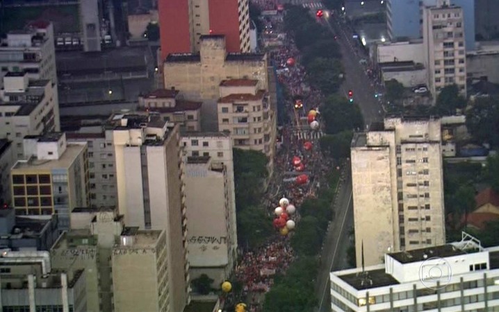 SÃO PAULO: Manifestantes desceram a Rua da Consolação em direção à Praça da República.