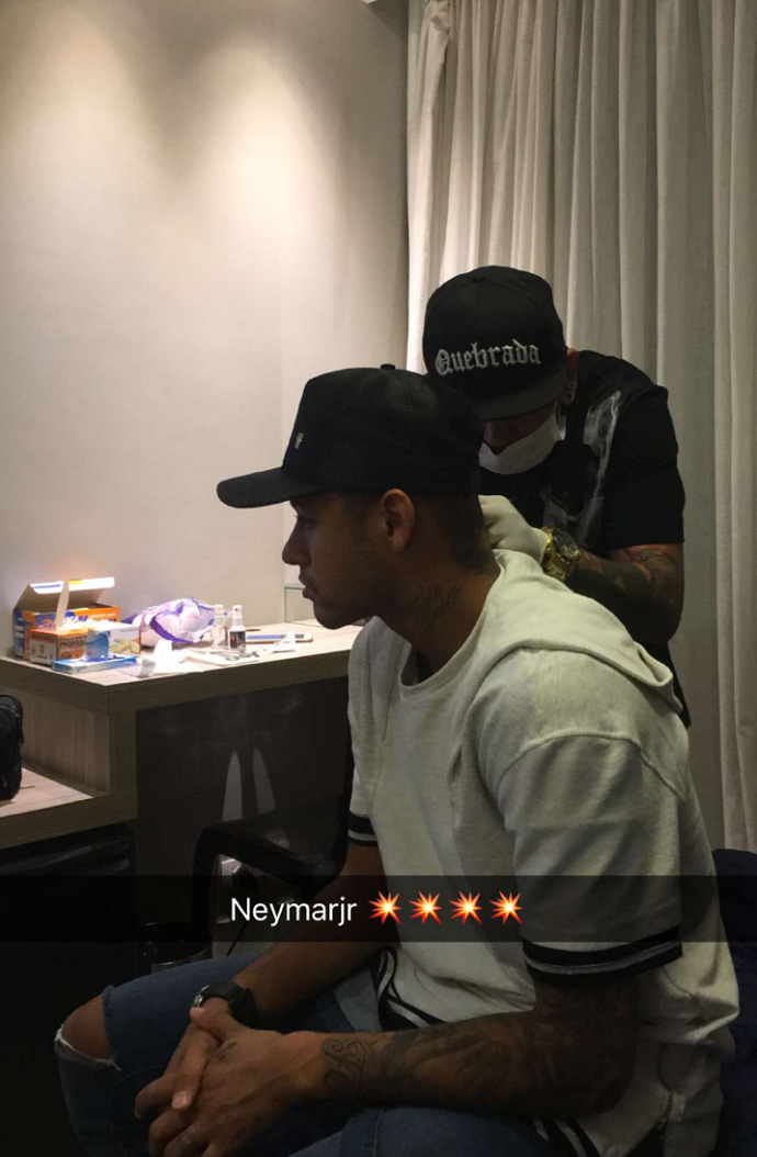 Neymar fura a orelha em Santos