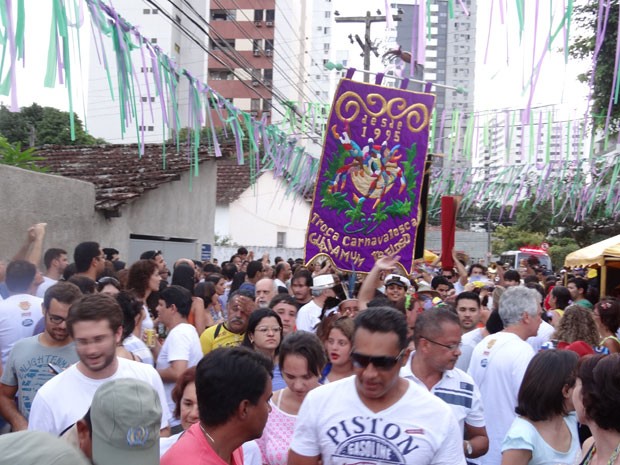 Multidão acompanhou o bloco por ruas tranquilas da Zona Norte do Recife (Foto: Luna Markman/G1)