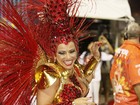 Um luxo! Viviane Araújo usa corpete banhado a ouro para desfilar no Rio
