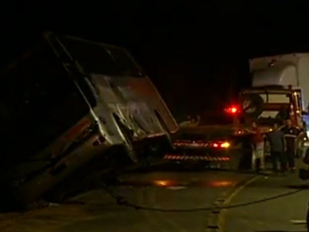 Acidente com caminhão e ônibus na SC-108 em Blumenau (Foto: Reprodução RBS TV)