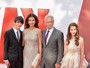 Catherine Zeta-Jones e Michael Douglas levam os filhos em première